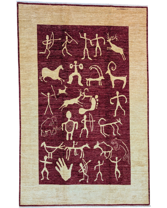 Tappeto moderno “Eco di Civiltà Antiche” di Darios (300x196 cm), annodato a mano. Campo bordeaux con simboli stilizzati color crema, bordura beige, lana tinta vegetale. Certificato incluso.