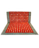 Tappeto moderno "Griglia di Sfumature" 295x208 cm con motivo a griglia in sfumature di rosso, beige e grigio, bordura verde petrolio.