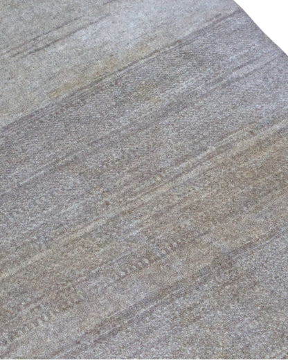 Tappeto moderno "Serenità Naturale", 367x273 cm, beige con sfumature tono su tono, minimalismo e raffinatezza, certificato di autenticità incluso.