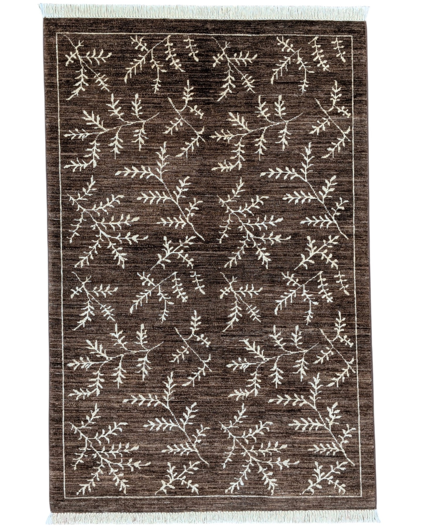 Tappeto moderno “Sussurri di Natura” di Dario (140x98 cm), annodato a mano. Motivo di rami stilizzati su fondo marrone, lana tinta vegetale. Pezzo unico con certificato.