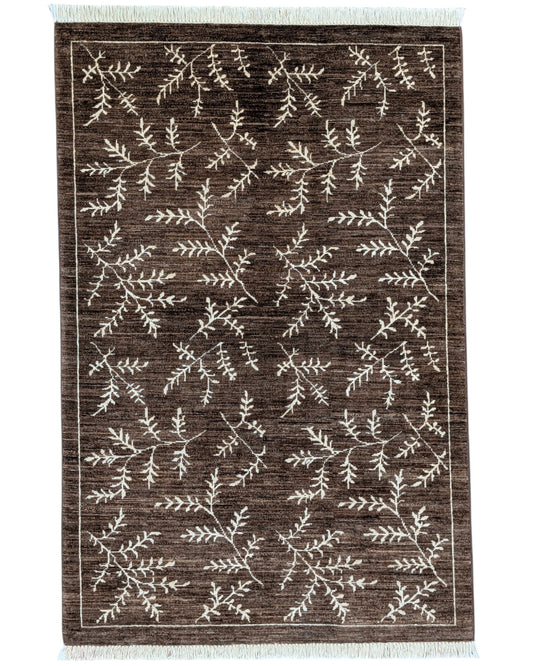 Tappeto moderno “Sussurri di Natura” di Dario (140x98 cm), annodato a mano. Motivo di rami stilizzati su fondo marrone, lana tinta vegetale. Pezzo unico con certificato.