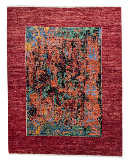 Tappeto moderno persiano “Estratto dei Colori” 237x182 cm, annodato a mano, lana e colori naturali, sfumature blu, verde, ocra e bordura rosso mattone.