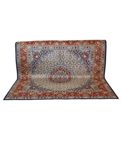 Tappeto Mud persiano 225x223 cm annodato a mano, con medaglione centrale e motivi floreali su fondo avorio e blu.