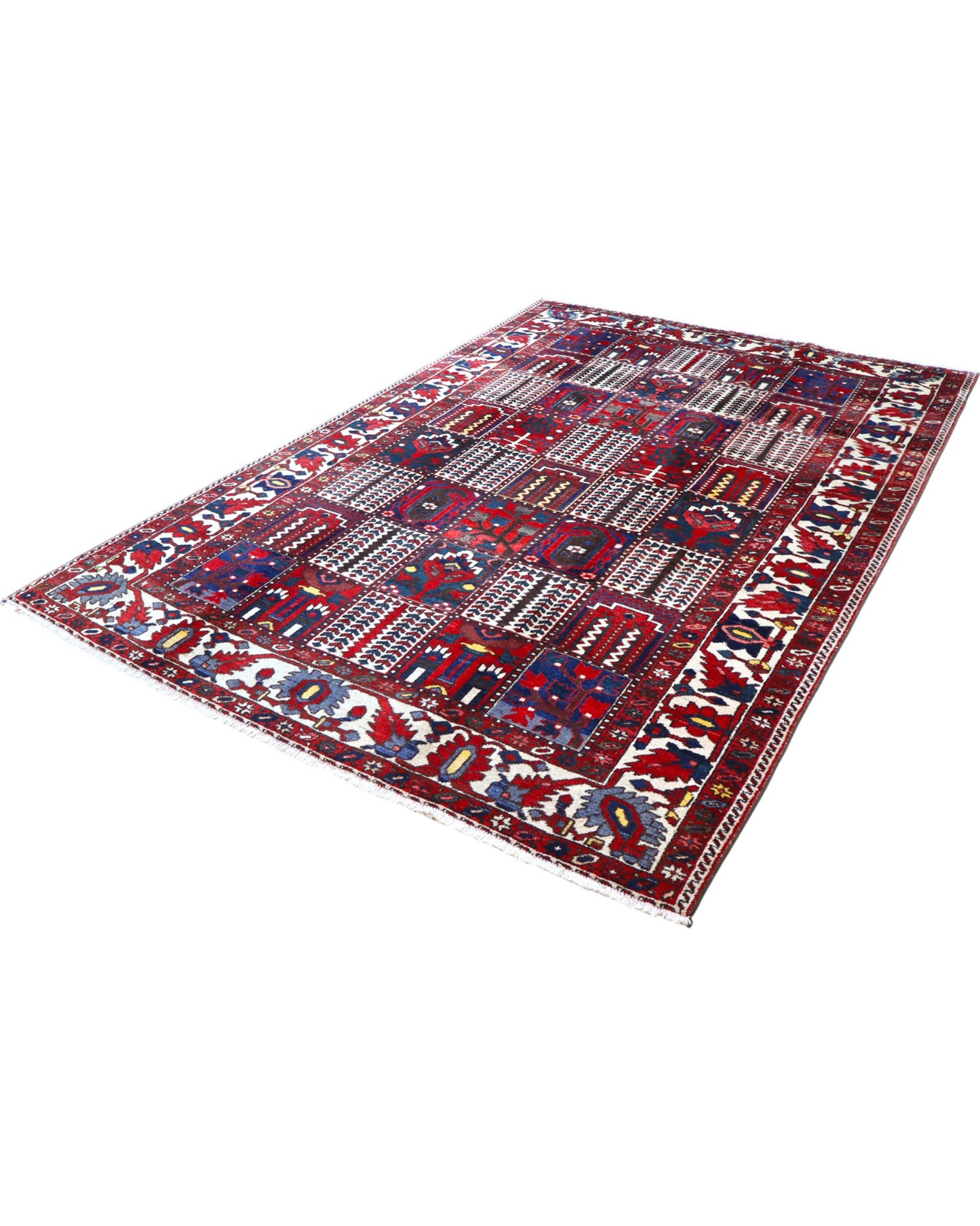 Tappeto persiano Bakhtiar 306x211 cm, motivo a pannelli con decorazioni floreali e geometriche in rosso, blu e avorio, annodato a mano in lana vegetale.
