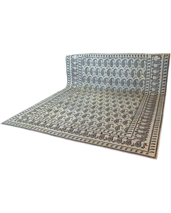 Tappeto persiano Kashan 375x280 cm, fondo beige con motivi paisley stilizzati blu e marrone, annodato a mano in lana vegetale.