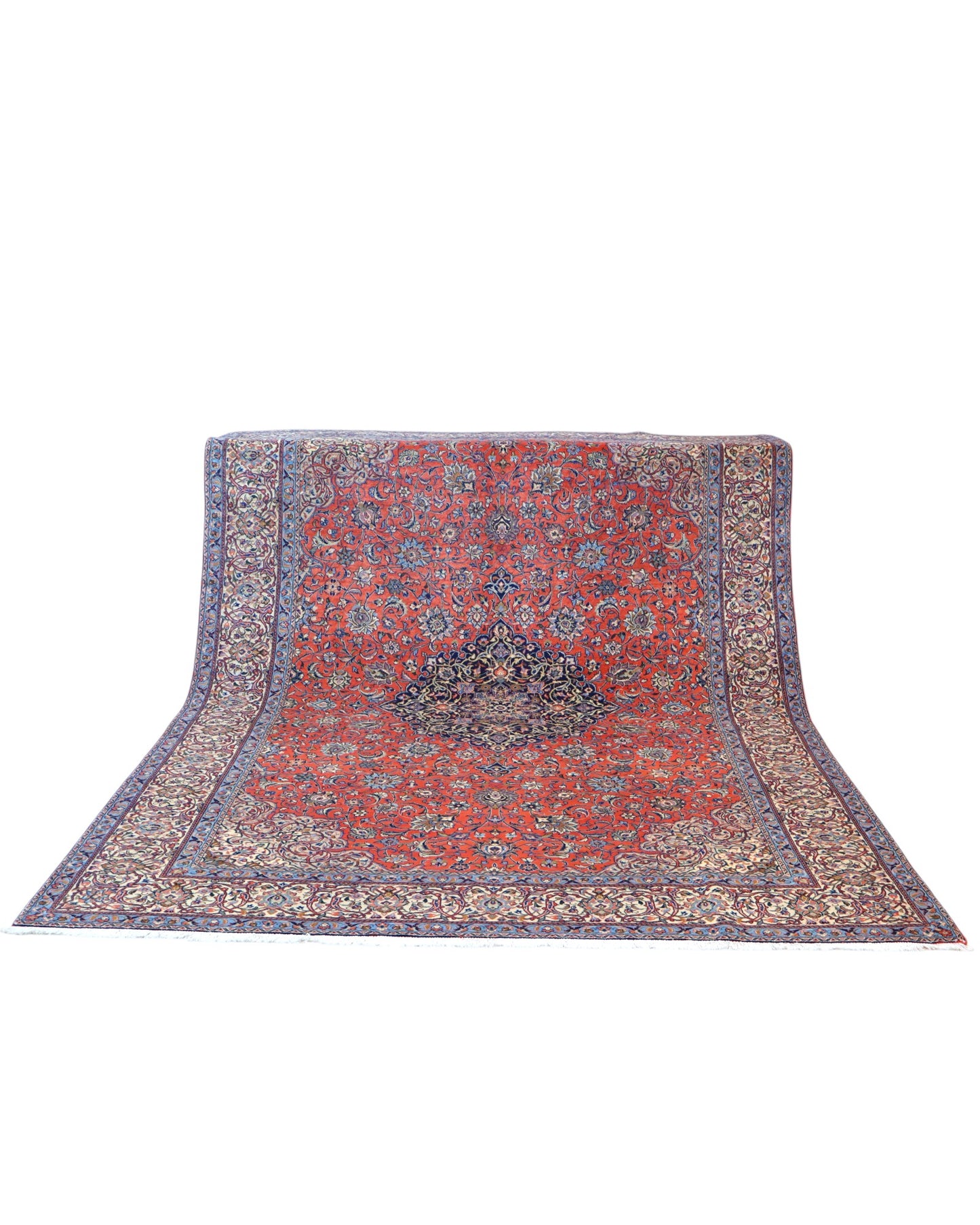 Tappeto persiano Saurk 345x240 cm, fondo rosso corallo con medaglione blu e cornice floreale chiara, annodato a mano in lana vegetale.