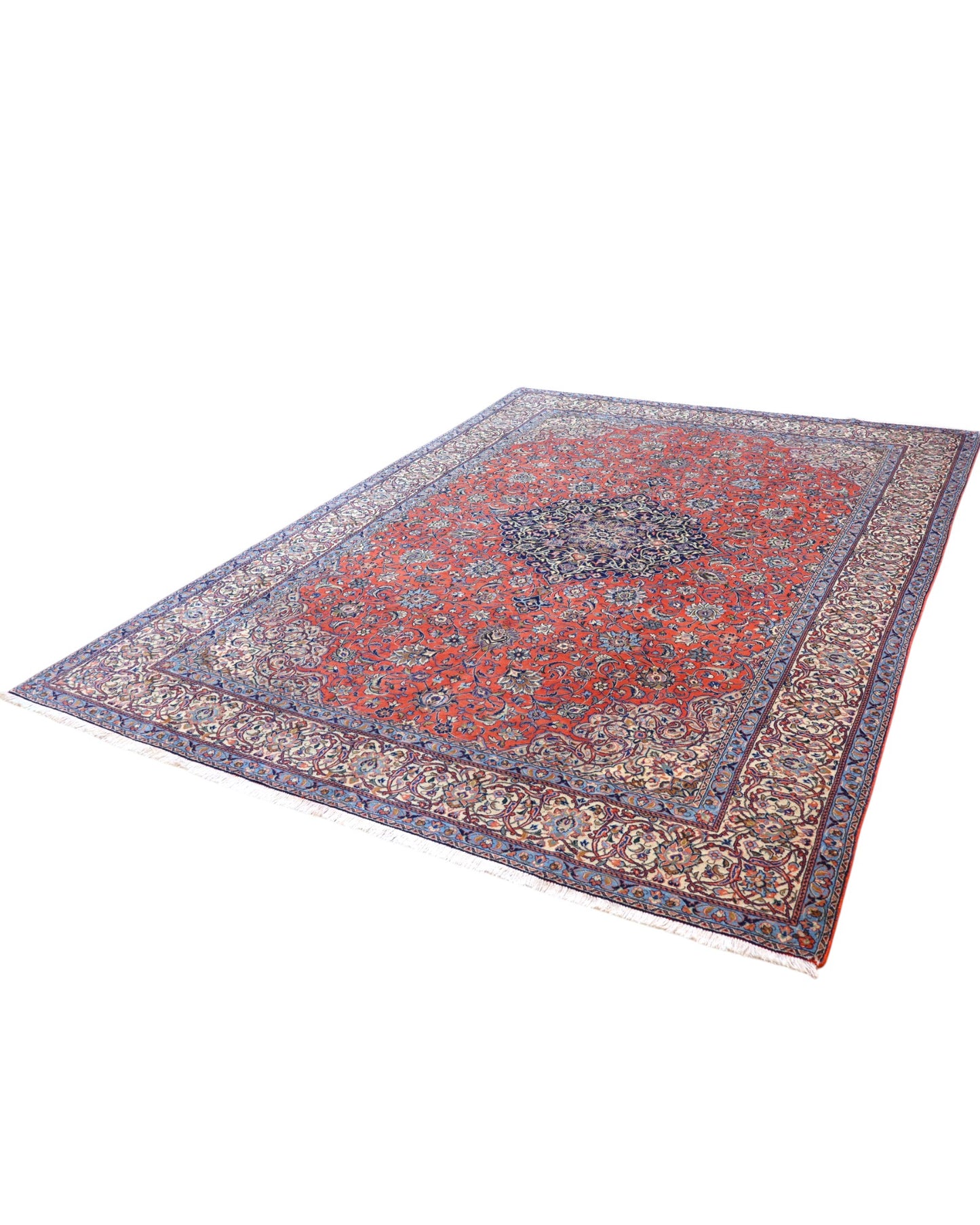 Tappeto persiano Saurk 345x240 cm, fondo rosso corallo con medaglione blu e cornice floreale chiara, annodato a mano in lana vegetale.