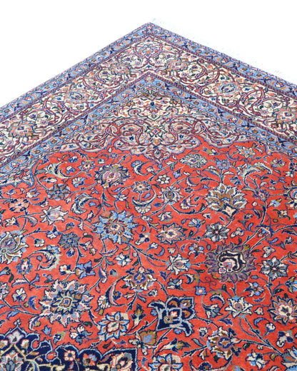 Tappeto persiano Saurk 345x240 cm, fondo rosso corallo con medaglione blu e cornice floreale chiara, annodato a mano in lana vegetale.