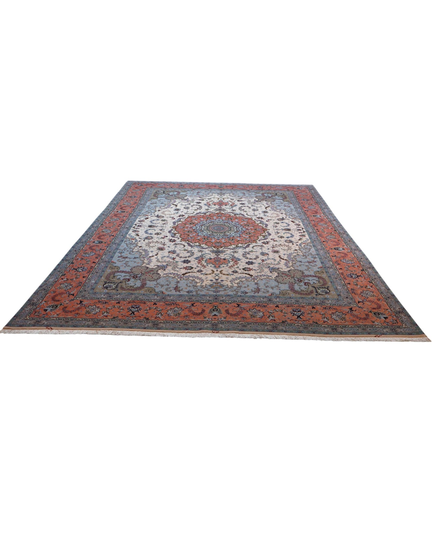 Tappeto persiano Tabriz 60Rag 405x290 cm, fondo avorio e azzurro con medaglione centrale rosso e blu, cornice arancio decorata, annodato a mano in lana e seta.