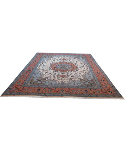 Tappeto persiano Tabriz 60Rag 405x290 cm, fondo avorio e azzurro con medaglione centrale rosso e blu, cornice arancio decorata, annodato a mano in lana e seta.