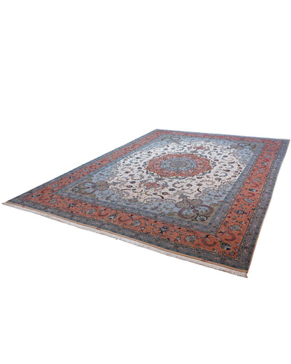 Tappeto persiano Tabriz 60Rag 405x290 cm, fondo avorio e azzurro con medaglione centrale rosso e blu, cornice arancio decorata, annodato a mano in lana e seta.