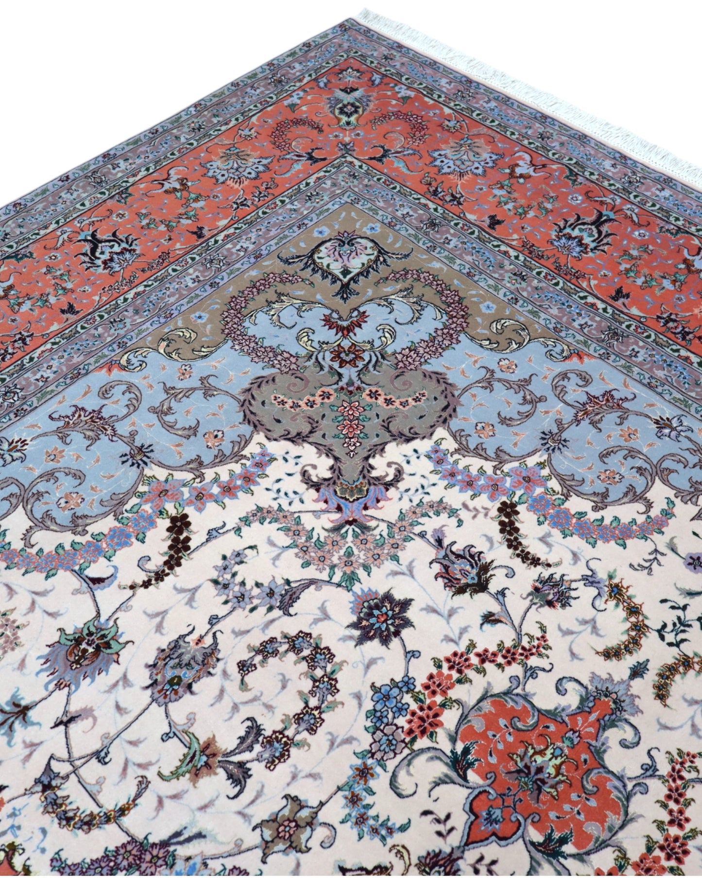 Tappeto persiano Tabriz 60Rag 405x290 cm, fondo avorio e azzurro con medaglione centrale rosso e blu, cornice arancio decorata, annodato a mano in lana e seta.
