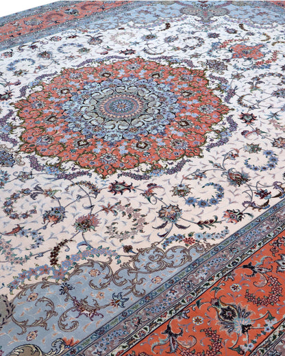 Tappeto persiano Tabriz 60Rag 405x290 cm, fondo avorio e azzurro con medaglione centrale rosso e blu, cornice arancio decorata, annodato a mano in lana e seta.