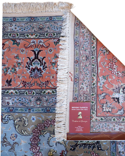 Tappeto persiano Tabriz 60Rag 405x290 cm, fondo avorio e azzurro con medaglione centrale rosso e blu, cornice arancio decorata, annodato a mano in lana e seta.