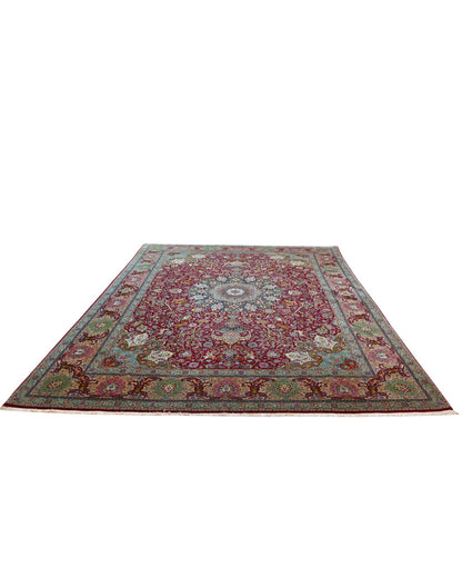 Tappeto persiano Tabriz 60Rag 424x294 cm, fondo rosso e blu con ampio medaglione e cornice verde, annodato a mano in seta e lana vegetale.