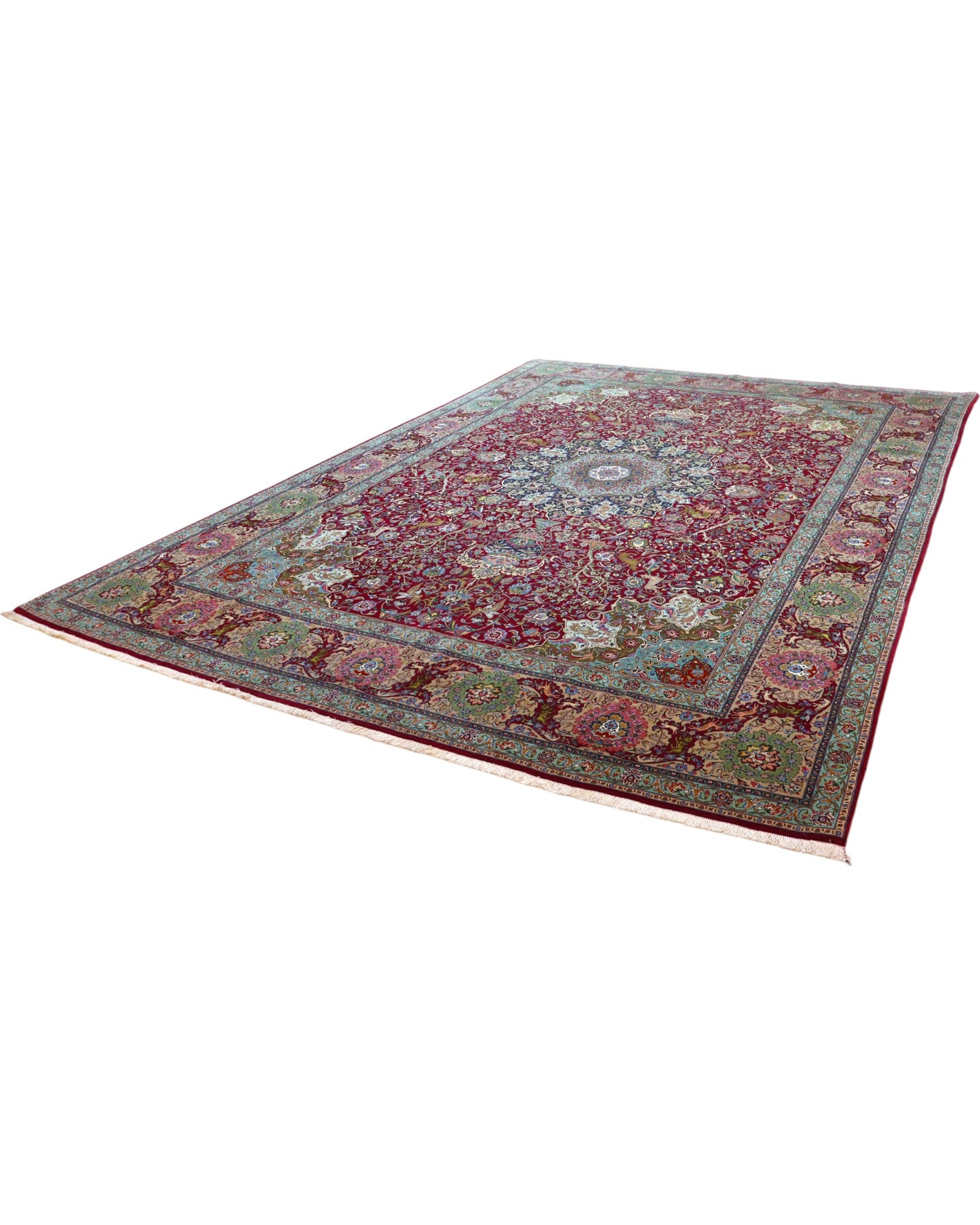 Tappeto persiano Tabriz 60Rag 424x294 cm, fondo rosso e blu con ampio medaglione e cornice verde, annodato a mano in seta e lana vegetale.