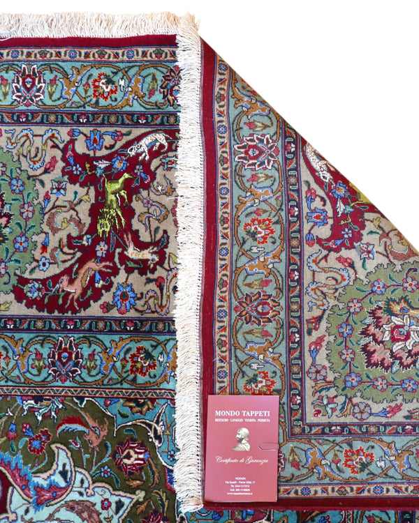 Tappeto persiano Tabriz 60Rag 424x294 cm, fondo rosso e blu con ampio medaglione e cornice verde, annodato a mano in seta e lana vegetale.