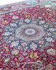 Tappeto persiano Tabriz 60Rag 424x294 cm, fondo rosso e blu con ampio medaglione e cornice verde, annodato a mano in seta e lana vegetale.