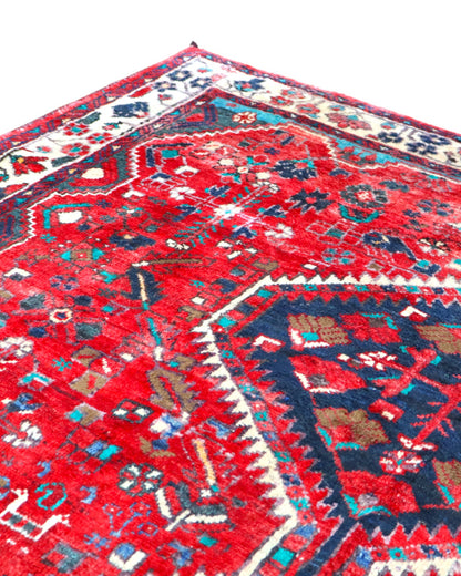 Tappeto persiano 210x160 cm con bordo chiaro e disegno geometrico per ambiente orientale.