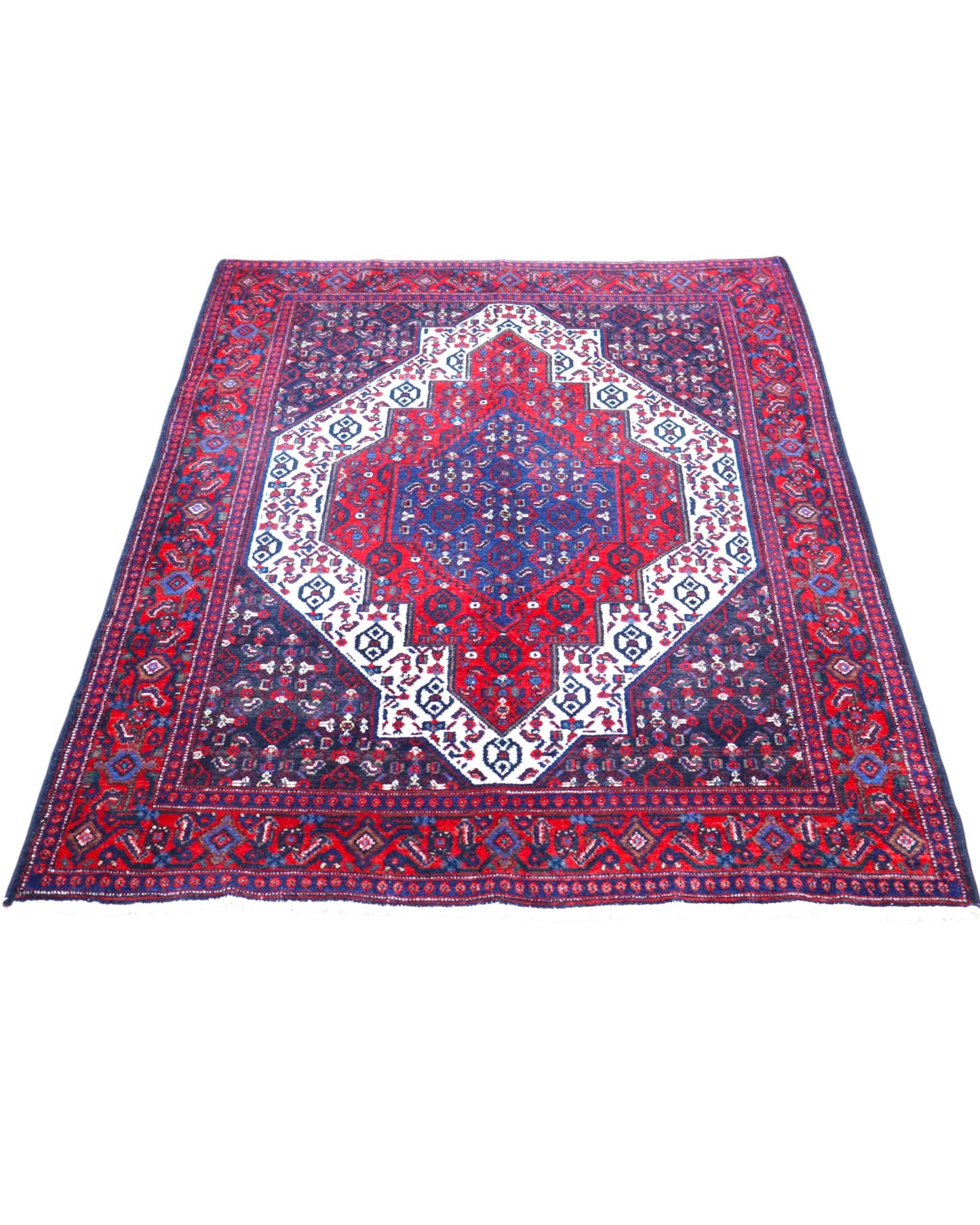 Tappeto Senneh 174x122 cm, annodato a mano, con grande medaglione geometrico centrale e motivi floreali su campo rosso e blu.