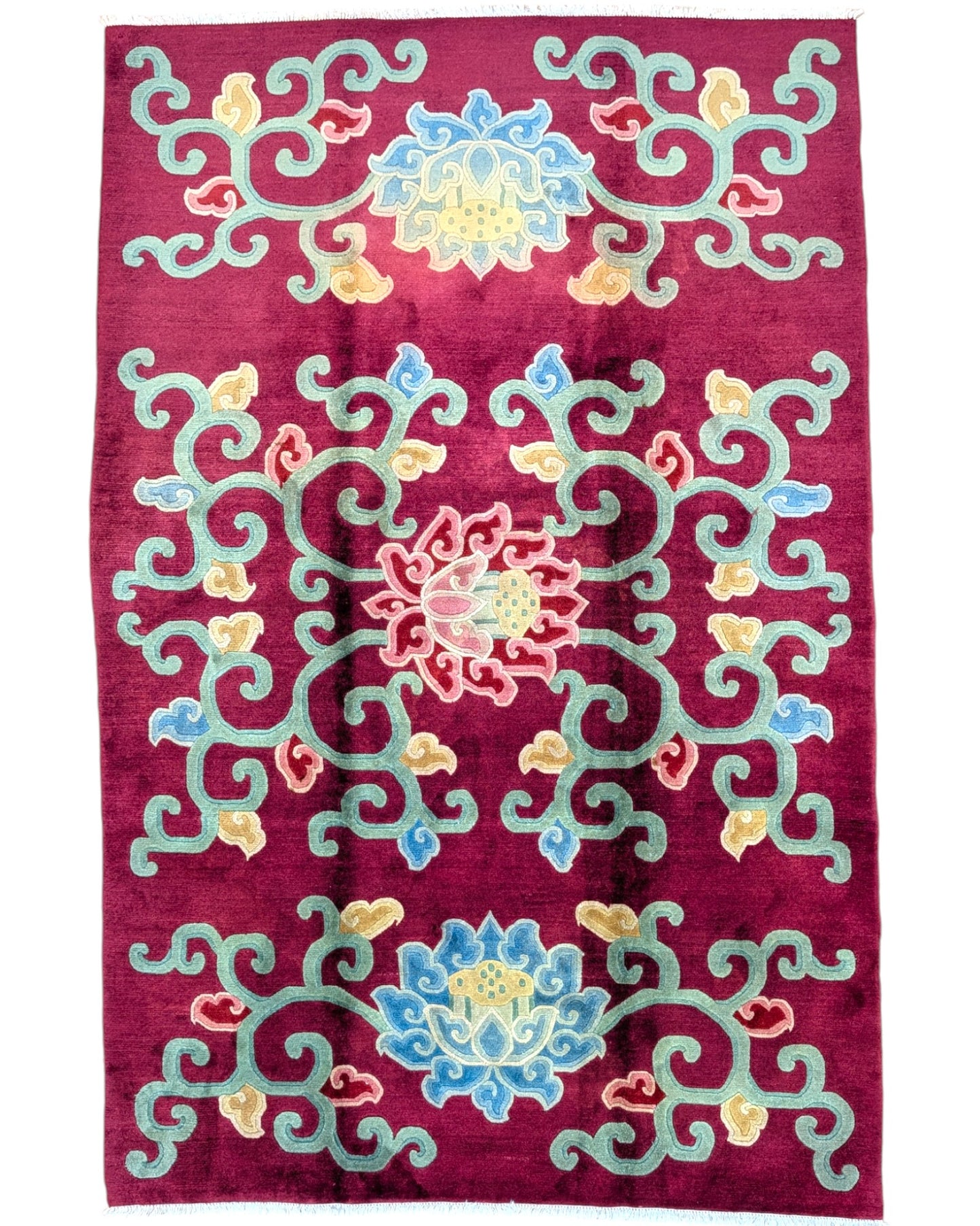 Tappeto tibetano annodato a mano 232x153cm con motivi floreali stilizzati multicolore su fondo bordeaux.
