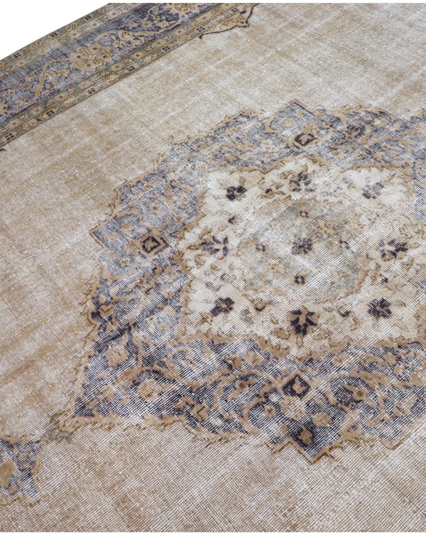 Tappeto vintage 347x244 cm, annodato a mano, fondo beige, cornice marrone bruciato, medaglione centrale e motivi decorativi, certificato di autenticità incluso.