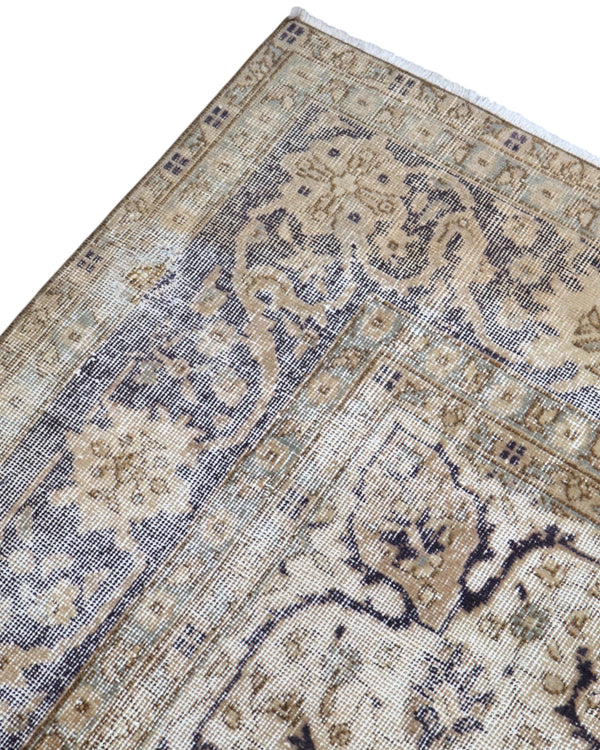 Tappeto vintage 347x244 cm, annodato a mano, fondo beige, cornice marrone bruciato, medaglione centrale e motivi decorativi, certificato di autenticità incluso.