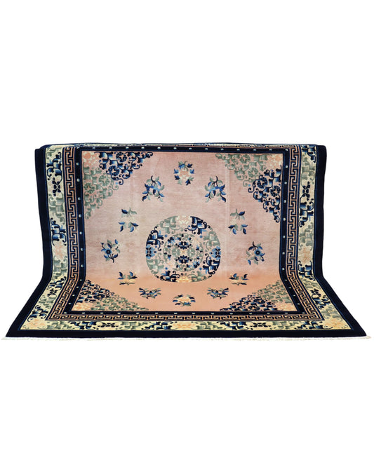 Tappeto Pechino con medaglione centrale, angoli floreali stilizzati, e bordura a greca, color buccia di cipolla e blu, realizzato con lana Merinos e cotone resistente.