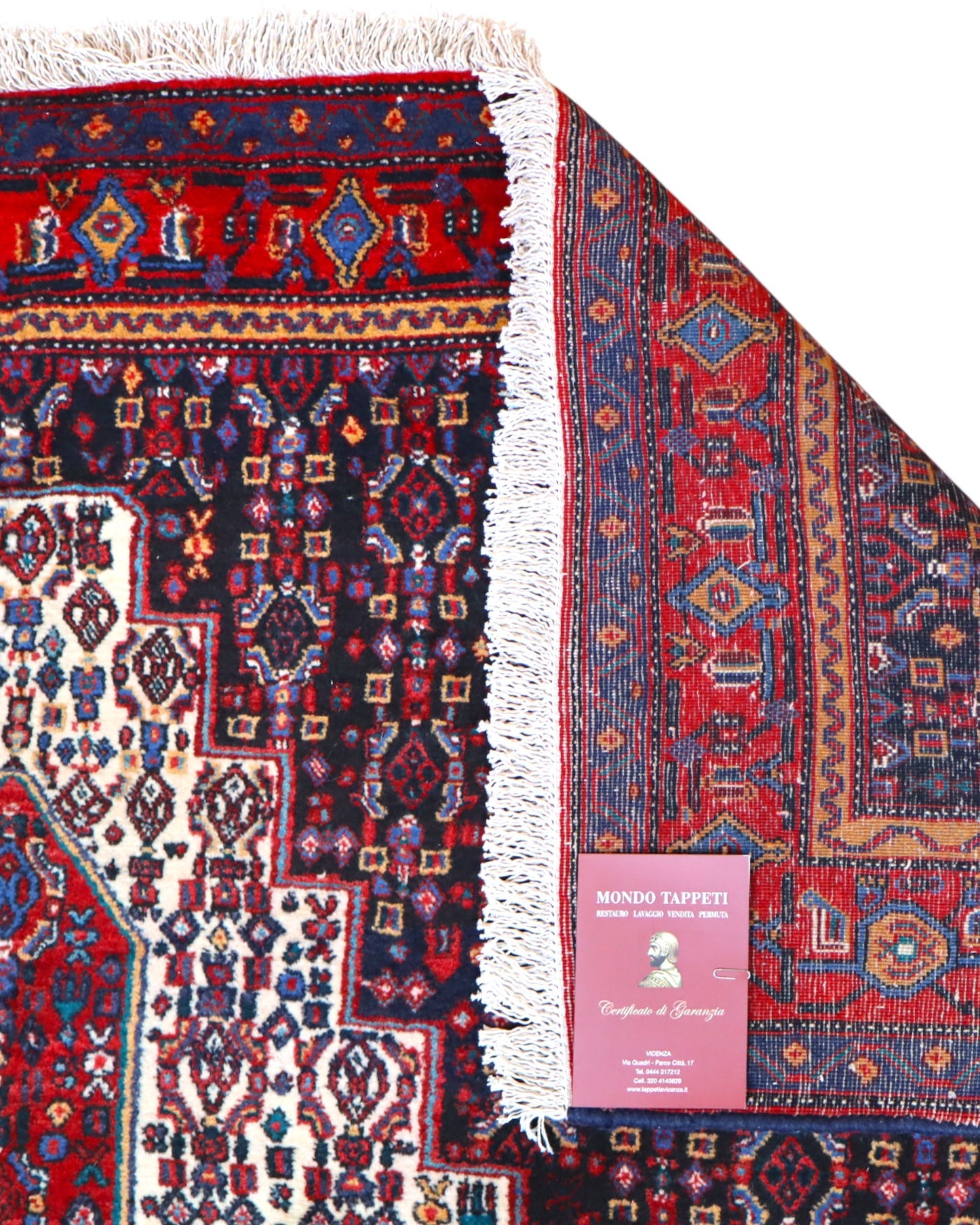 "Tappeto Sannhe annodato a mano con motivi geometrici e floreali in rosso, blu e bianco, 300x200 cm."