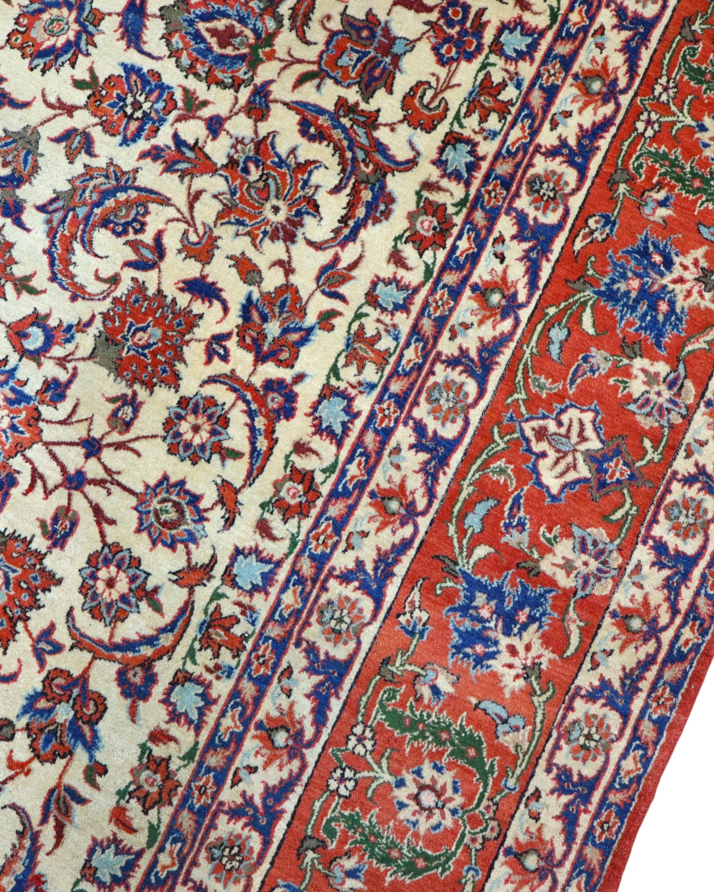 "Tappeto Esfahan annodato a mano con motivi floreali nei toni del blu, rosso, oro e verde su fondo avorio, 322x216 cm."