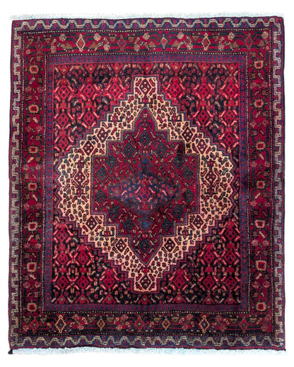 Tappeto persiano 140x118 cm rosso con medaglione geometrico in soggiorno elegante