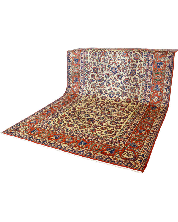 "Tappeto Esfahan annodato a mano con motivi floreali nei toni del blu, rosso, oro e verde su fondo avorio, 322x216 cm."