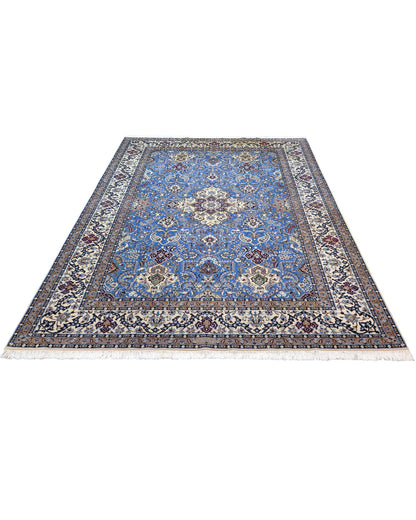 "Tappeto Nain annodato a mano con motivi floreali in beige, avorio e viola su fondo blu, 310x203 cm."