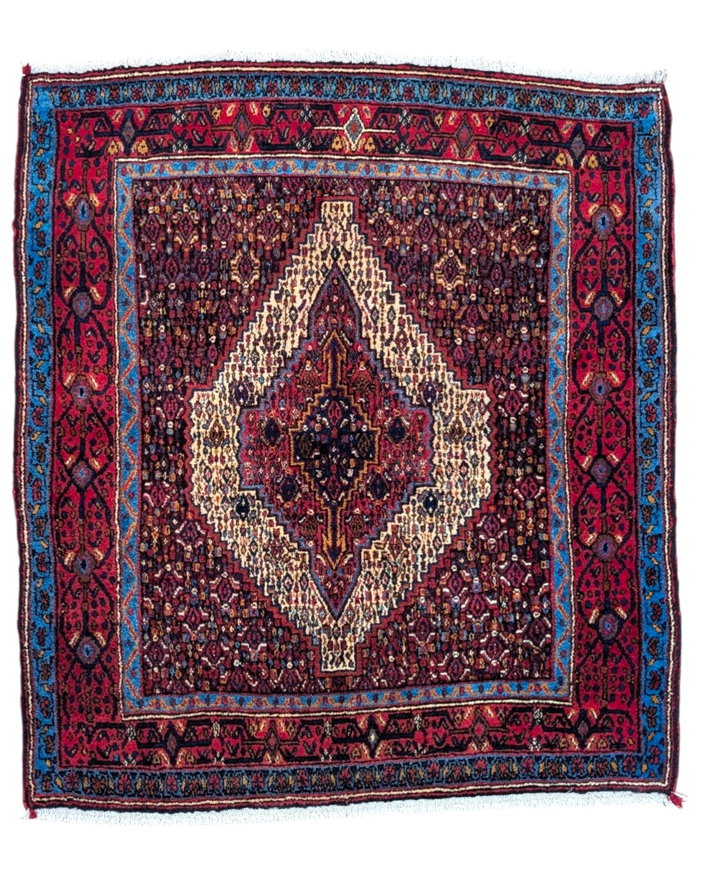 Tappeto persiano 150x134 cm rosso con medaglione geometrico in soggiorno elegante