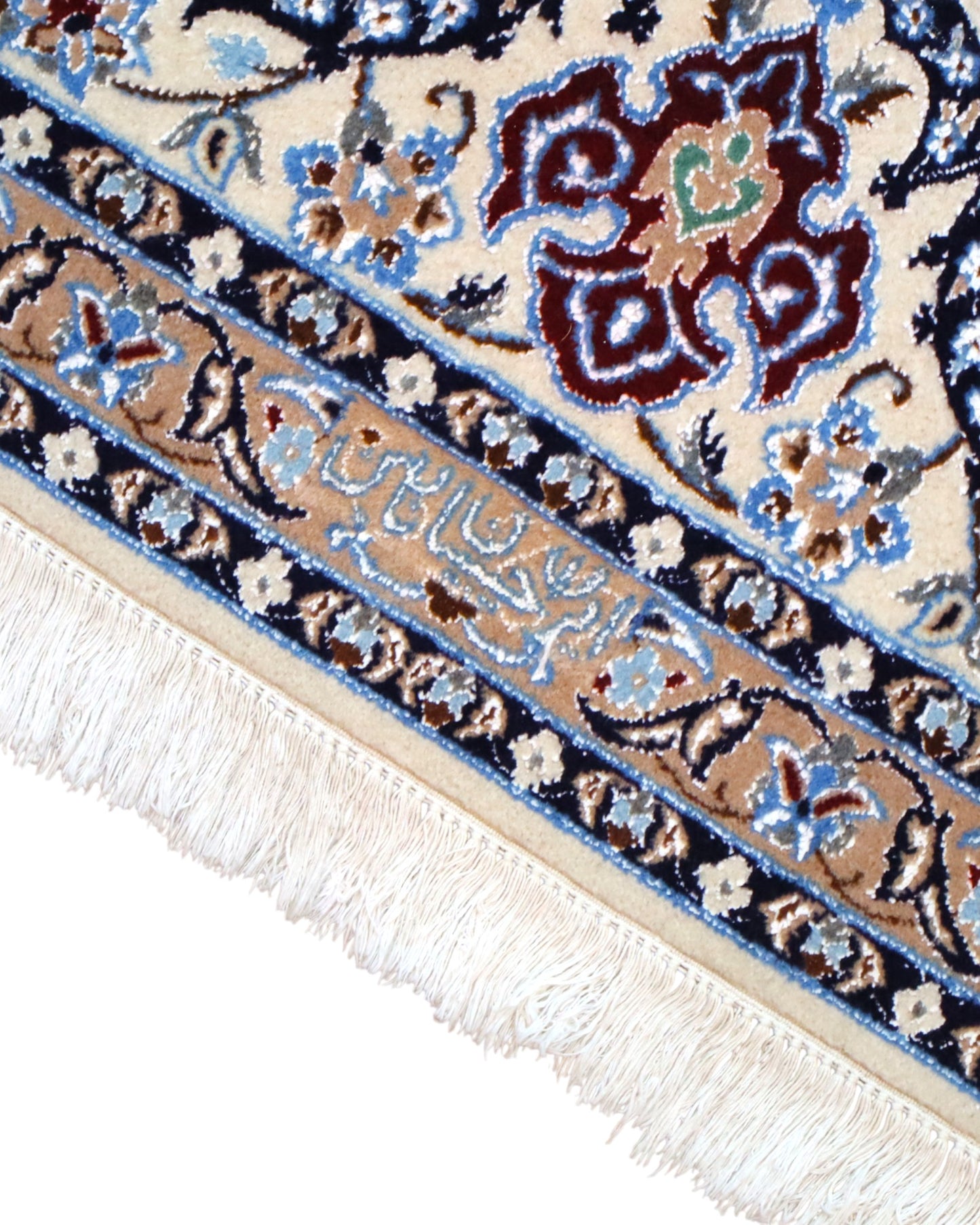 "Tappeto Nain annodato a mano con motivi floreali in beige, avorio e viola su fondo blu, 310x203 cm."