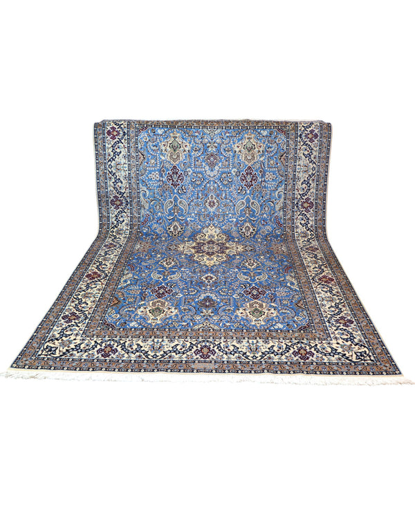 "Tappeto Nain annodato a mano con motivi floreali in beige, avorio e viola su fondo blu, 310x203 cm."