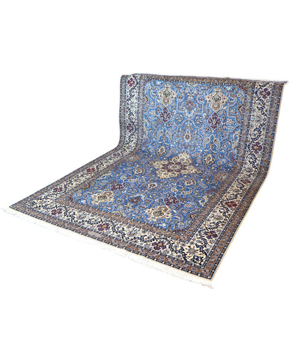 "Tappeto Nain annodato a mano con motivi floreali in beige, avorio e viola su fondo blu, 310x203 cm."