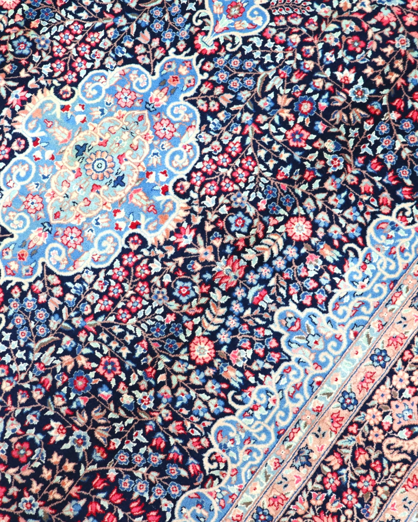 "Tappeto Kerman annodato a mano con motivi floreali in rosso, blu e avorio su fondo blu, 280x189 cm."