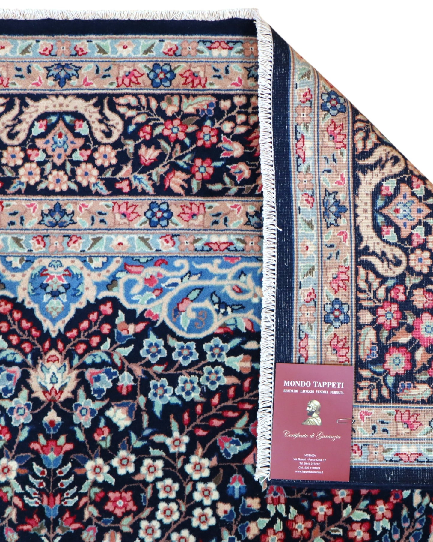 "Tappeto Kerman annodato a mano con motivi floreali in rosso, blu e avorio su fondo blu, 280x189 cm."