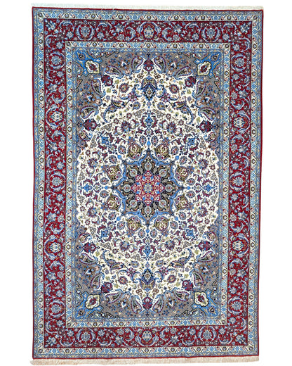 "Tappeto Esfahan annodato a mano con motivi floreali in blu, rosso, oro e marrone su fondo avorio, 306x203 cm."
