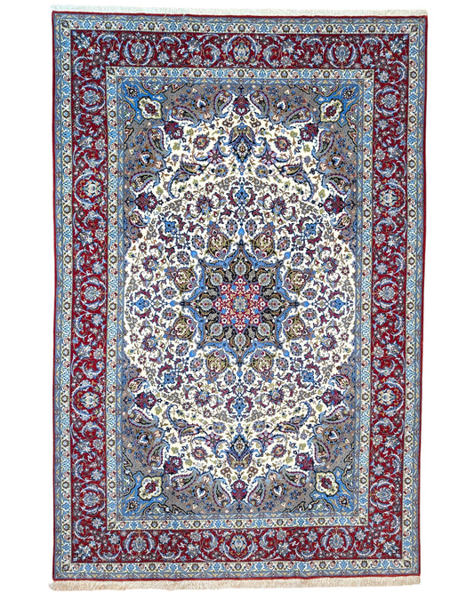 "Tappeto Esfahan annodato a mano con motivi floreali in blu, rosso, oro e marrone su fondo avorio, 306x203 cm."