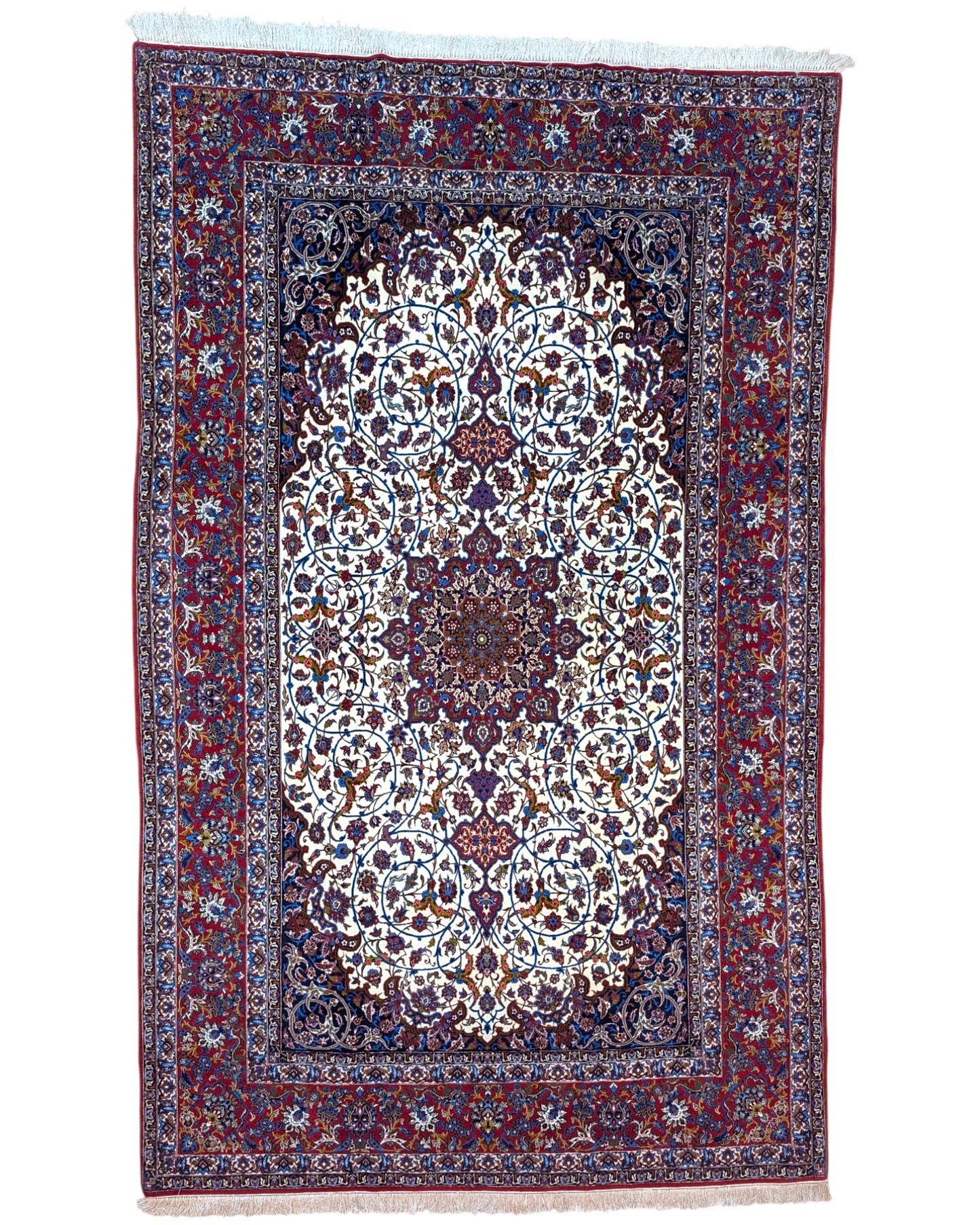 "Tappeto Esfahan annodato a mano con motivi floreali nei toni del blu, rosso, oro e marrone su fondo avorio, 340x208 cm."