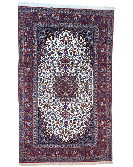 "Tappeto Esfahan annodato a mano con motivi floreali nei toni del blu, rosso, oro e marrone su fondo avorio, 340x208 cm."