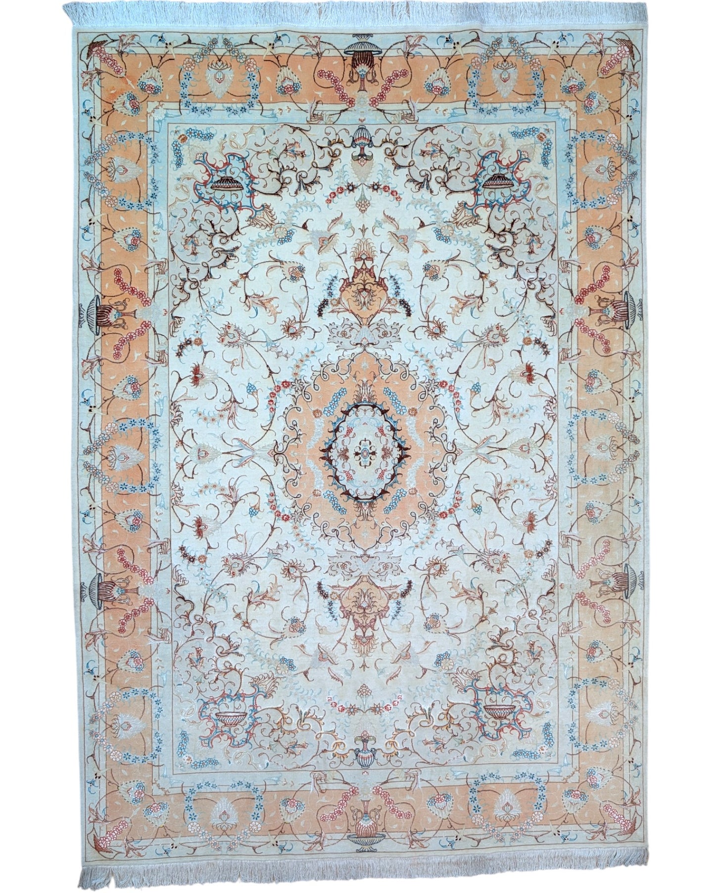 "Tappeto Tabriz annodato a mano, con motivi floreali in blu, rosso e oro su fondo chiaro, 208x200 cm."