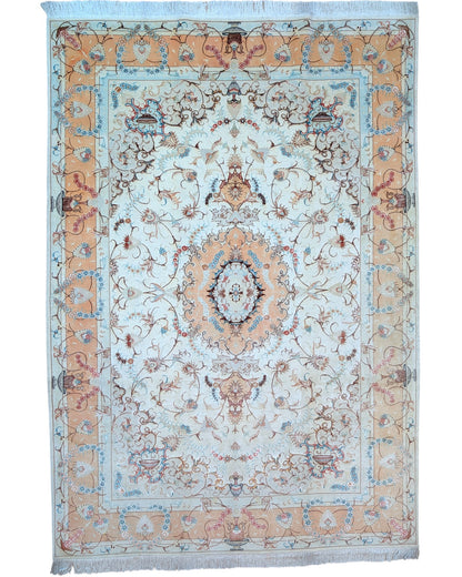 "Tappeto Tabriz annodato a mano, con motivi floreali in blu, rosso e oro su fondo chiaro, 208x200 cm."