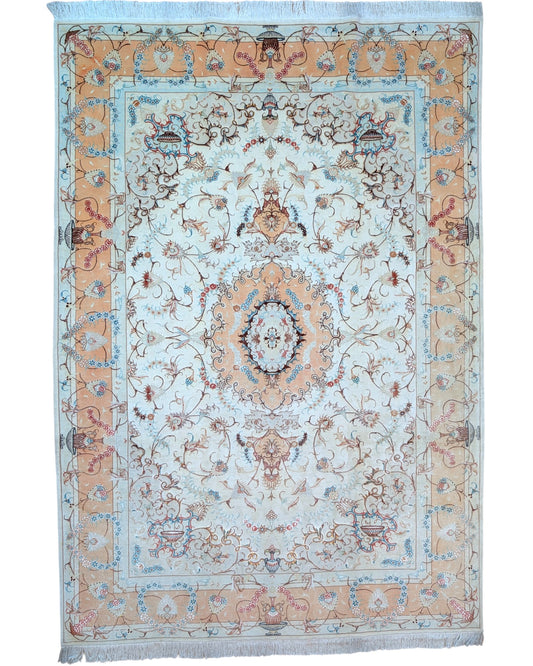 "Tappeto Tabriz annodato a mano, con motivi floreali in blu, rosso e oro su fondo chiaro, 208x200 cm."