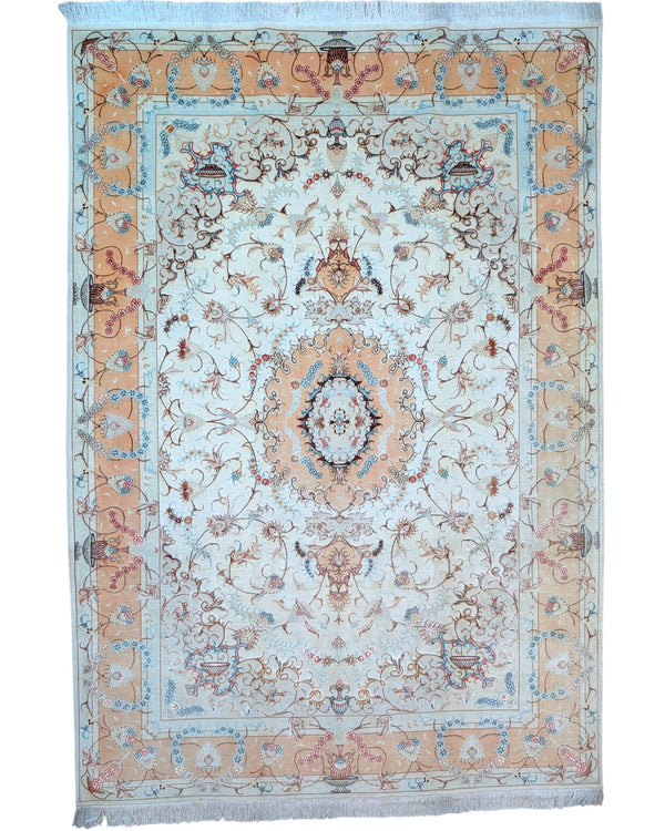 "Tappeto Tabriz annodato a mano, con motivi floreali in blu, rosso e oro su fondo chiaro, 208x200 cm."