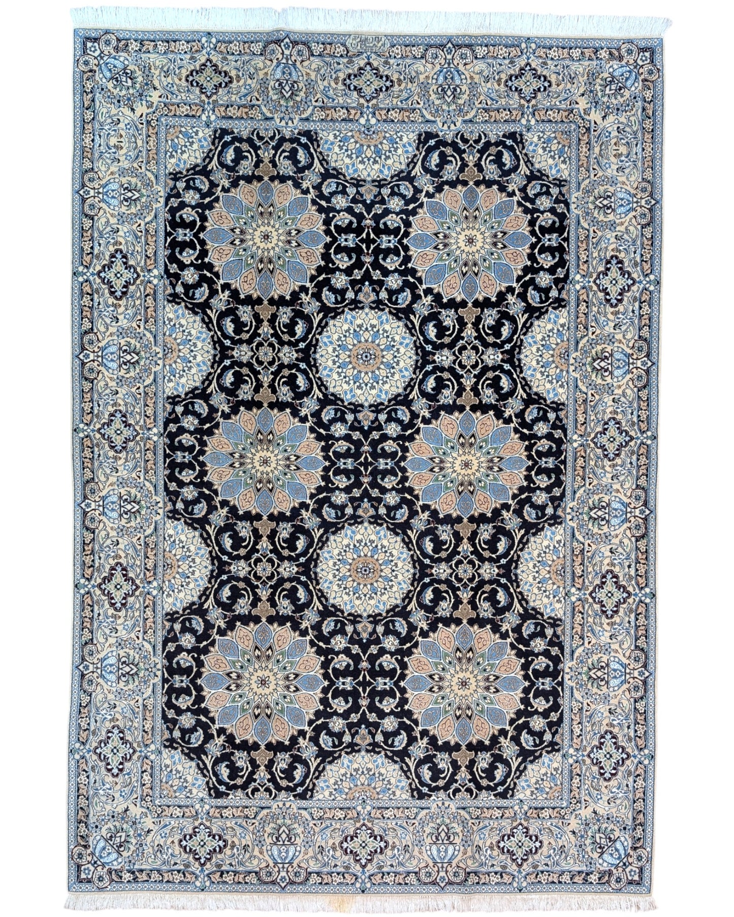 "Tappeto Nain annodato a mano con motivi floreali nei toni del beige, blu e oro su fondo nero, 260x177 cm."