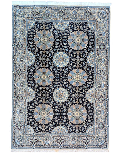 "Tappeto Nain annodato a mano con motivi floreali nei toni del beige, blu e oro su fondo nero, 260x177 cm."