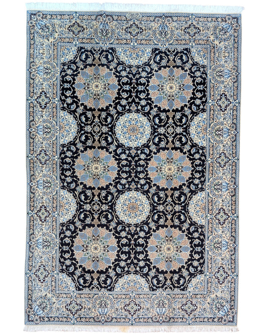 "Tappeto Nain annodato a mano con motivi floreali nei toni del beige, blu e oro su fondo nero, 260x177 cm."